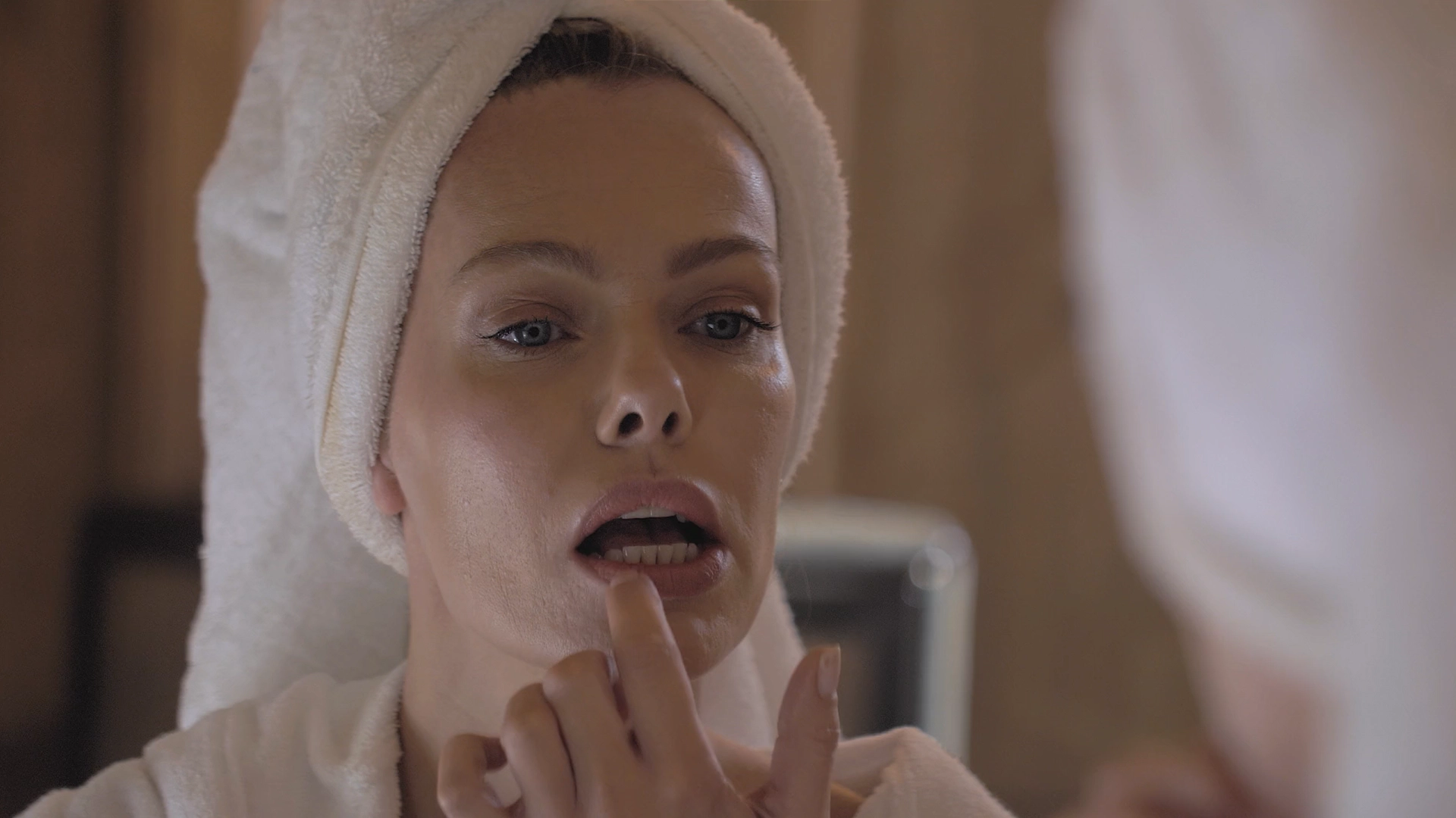 Frame tratto dal video dei prodotti Skinius, donna applica prodotto alle labbra